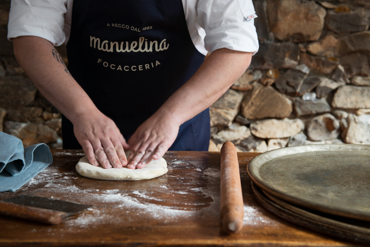 1.Sulla spianatoia lavorate la farina con 80 g di olio, aggiungendo acqua fredda fino ad ottenere un impasto molto morbido. Dividetelo in due differenti panetti delle stesse dimensioni e lasciatelo riposare per circa mezz'ora.